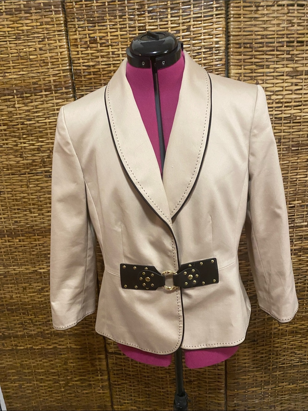 EUC Tahari Arthur S Levine Cream lined attached Decorative Belt jacket 12